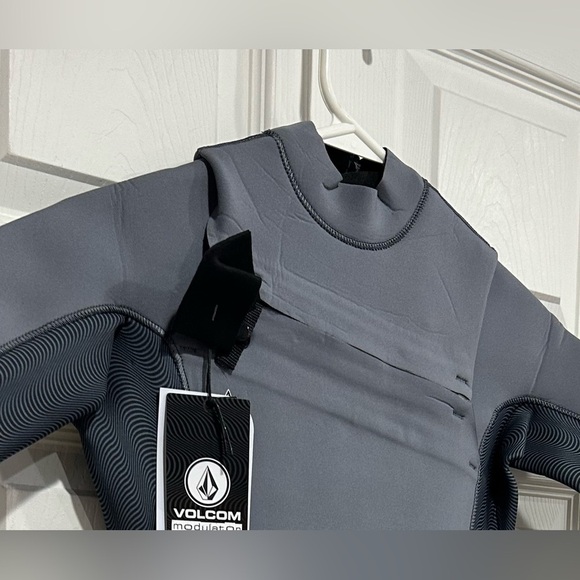 Volcom Boys Size 14 Modulator Wetsuit 2 mm Chest Zip Short Sleeve Grey NWT - Picture 3 of 7